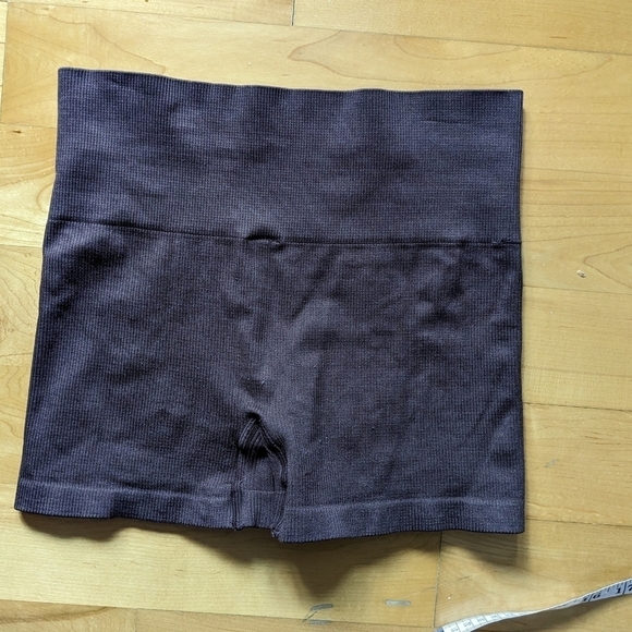 Aritzia TnAction TNABODY ATMOSPHERE ribbed perfomance shorts brown Medium @F1 - Picture 5 of 5